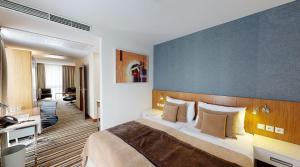 Business Hotel Astrum Laus客房内的一张或多张床位