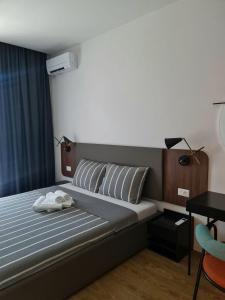 a bedroom with a bed and a desk and a chair at Apartman Nika Makarska in Makarska