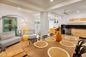 een eetkamer en een woonkamer met een tafel en stoelen bij Villa Belafonte in Câmara de Lobos