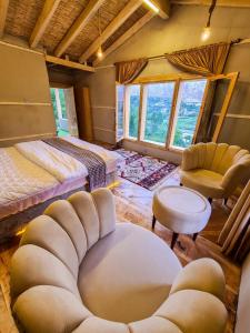 Un dormitorio con una cama, un sofá y una silla. en kungrah resort ghulkin, en Sumaiyar
