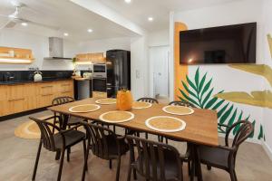 Η κουζίνα ή μικρή κουζίνα στο Villa Belafonte +36 φωτογραφίες