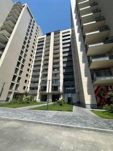 2 grandes edificios de apartamentos junto a un aparcamiento en New Apartment In Yerevan (108) en Ereván