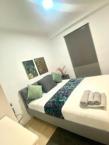 Letto o letti in una camera di Barcelona Chic Apartments- Free PARKING - 10 min from BCN city centre by metro