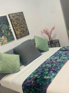 Letto o letti in una camera di Barcelona Chic Apartments- Free PARKING - 10 min from BCN city centre by metro
