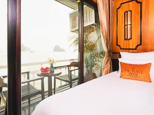 um quarto com uma cama e vista para o oceano em Victory Boutique Cruise em Ha Long
