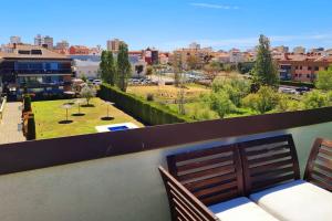 balcón con 2 sillas y vistas a un parque en Apartamento nuevo en Sant Antoni de Calonge, en Sant Antoni de Calonge
