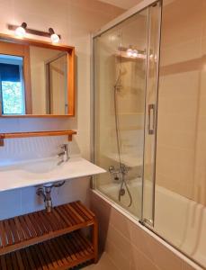 a bathroom with a sink and a shower at Apartamento nuevo en Sant Antoni de Calonge in Calonge