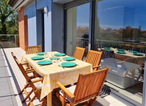 a table and chairs on a patio with a view of a balcony at Apartamento nuevo en Sant Antoni de Calonge in Calonge