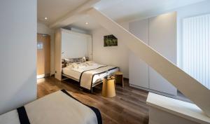 1 dormitorio con 1 cama y escalera en Ciarus en Estrasburgo