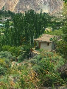 una pequeña casa en medio de una montaña en kungrah resort ghulkin, en Sumaiyar