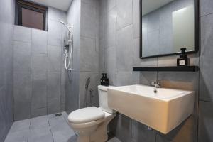 Ένα μπάνιο στο Lovely 3-bedroom w pool 7 pax - Jalan Cheras +13 φωτογραφίες