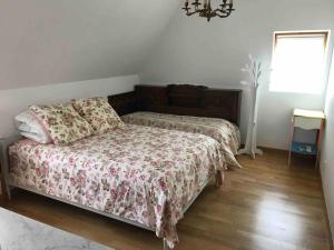 um quarto com uma cama com um edredão floral em Grand duplex familial au cœur de Perros-Guirec em Perros-Guirec