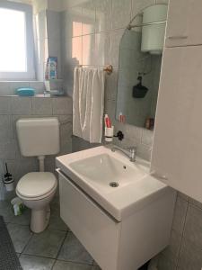 bagno bianco con servizi igienici e lavandino di Entire house - Villa Zlatan near Dubrovnik a Ivanica