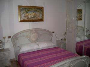ein Schlafzimmer mit einem Bett und einem Wandgemälde in der Unterkunft Hotel Bar Dany in Bastardo