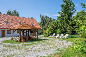 un gruppo di sedie e un gazebo in legno di APARTAMENTY STODOŁA a Jezierzany