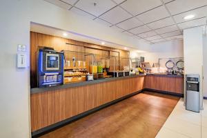 a kitchen with a counter and aasteryasteryasteryasteryasteryasteryasteryasteryastery at City Express by Marriott Villahermosa in Villahermosa