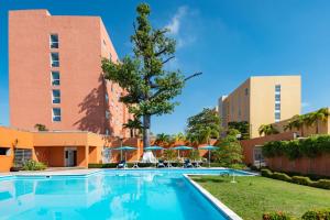 una piscina frente a un edificio en City Express by Marriott Villahermosa, en Villahermosa