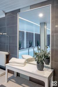 La salle de bains est pourvue d'un lavabo et d'une baignoire. dans l'établissement Westend Luxury Spa House, à Espoo