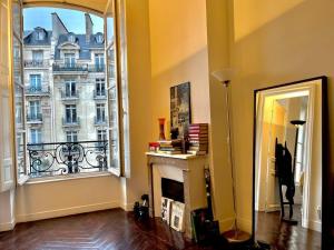 een kamer met een raam met uitzicht op een gebouw bij Exclusive Suite Parisian Palace in Parijs