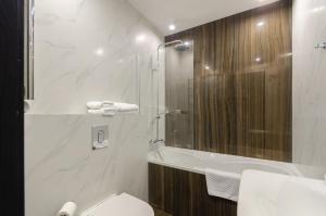 Ένα μπάνιο στο Petrovdom Apartments 09-102 in RC New York Concept House, 74 Antonovycha Street +24 φωτογραφίες