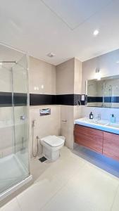 Woody Flat في سيب: حمام مع مرحاض ودش ومغسلة
