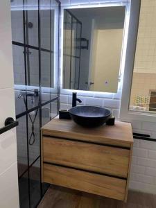 een badkamer met een wastafel en een glazen douche bij Apartamentos JL&DN Primera Línea Playa Silgar *Sansenxo* in Sanxenxo