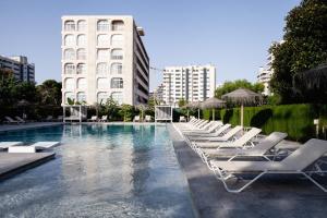 בריכת השחייה שנמצאת ב-Hotel Almirante או באזור