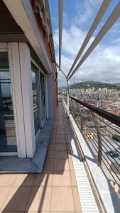 balkon budynku z widokiem na miasto w obiekcie Attico con Vista su Genova w Genui