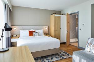 1 dormitorio con cama, mesa y sofá en Residence Inn by Marriott Slough, en Slough