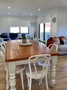 uma mesa de jantar e cadeiras numa sala de estar em Motion Place - Mt Duneed - Geelong, Surf Coast & Great Ocean Road em Mount Duneed