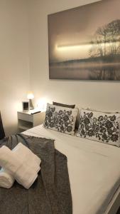 ein Schlafzimmer mit einem Bett mit einem Bild an der Wand in der Unterkunft Small and Cozy Rooms - G10 in Valencia