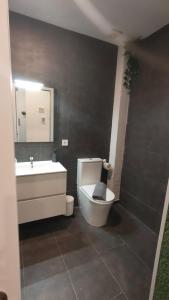 bagno con servizi igienici bianchi e lavandino di Small and Cozy Rooms - G10 a Valencia