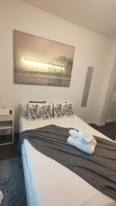 una camera da letto con un letto e due asciugamani di Small and Cozy Rooms - G10 a Valencia