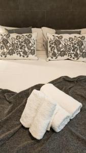 瓦倫西亞的住宿－Small and Cozy Rooms - G10，床上有两条白色毛巾
