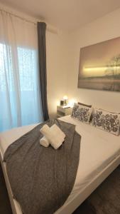 Small and Cozy Rooms - G10 في فالنسيا: غرفة نوم عليها سرير وفوط