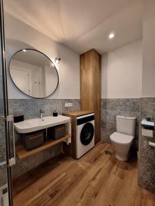 uma casa de banho com um lavatório, um WC e um espelho. em SEAFRONT APARTMENT em Marbella