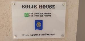 Eolie House في تروبيا: علامة البيت الأبيض على الحائط