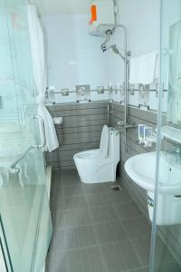 łazienka z toaletą i umywalką w obiekcie Noi Bai Ville Airport Hotel w mieście Hanoi