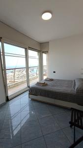 sypialnia z łóżkiem i widokiem na ocean w obiekcie Attico con Vista su Genova w Genui