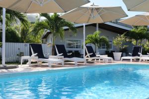 Bazén v ubytování Hotel La Roussette nebo v jeho okolí