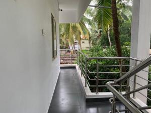 einen Flur eines Hauses mit einer Treppe und Palmen in der Unterkunft Panchavati Homestay in Malpe