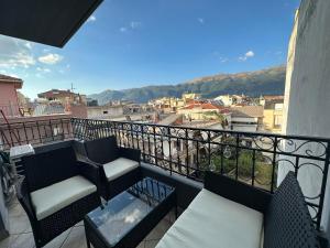 balkon z krzesłami i widokiem na miasto w obiekcie Top Line & Modern Apartments in Ioannina w mieście Janina