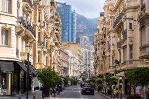 una calle de la ciudad con edificios y un coche en la carretera en 1 meter from Monaco. 5 min by elevators to Larvotto beach., en Beausoleil