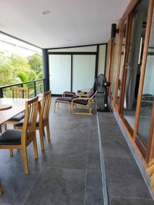 Habitación con sillas, mesa y algunas ventanas en Lost Paradise 1, en Hinkong 22 fotos más