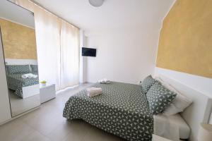 una piccola camera da letto con un letto e uno specchio di A CASA DI MARCO Salerno CENTRO a Salerno Altre 25 foto