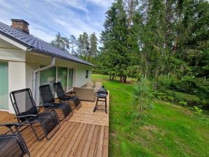 una terrazza con sedie seduta sopra una casa di Liivakõrtsi puhkemaja a Rõmeda