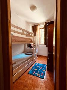a room with two bunk beds and a rug at Apartman Vanja in Bar