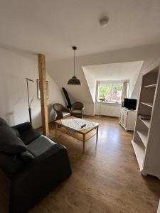 een woonkamer met een bank en een tafel bij Ferienwohnung Molly in Brunsbüttel