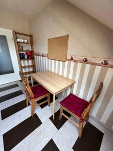 een tafel en 2 stoelen in een kamer bij Ferienwohnung Molly in Brunsbüttel