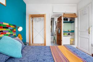 Schlafzimmer mit einem Bett mit blauer Wand in der Unterkunft Loft surfer'house in Corralejo